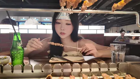 上海で韓国人に大人気の羊串肉のお店💖まさかの5時間待ち😅 でもほんとに美味しくてコスパ最強🎀 サービスよくて店員さん優しいから海底撈火鍋の羊串肉バージョンって感じ❗️ お店はここ⬇️ 很久以前羊肉串(南京路第一百货店) わざわざ現地に行って番号取らなくていいのが本当に楽😻👏🏻 #上海旅行 #上海グルメ #中国旅行 #南京路歩行街 #外灘 