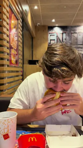 publicidad. Nueva McExtreme Bulled Pork con la salsa bull de Dani Garcia @McDonald's® España @Coca-Cola #McextremeBulledPork #SaborBestial #McdonaldsEspaña 