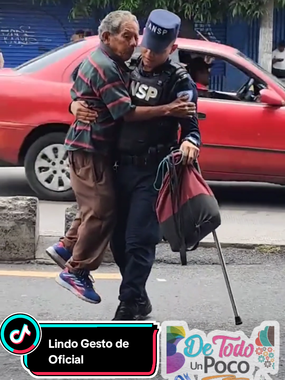 Lindo Gesto de Este Oficial el cuál ayuda a cruzar la calle a este hombre y espera en la parada de transporte para qué el pueda transbordar su camión seguro #empatia #gentebuena #oficial 