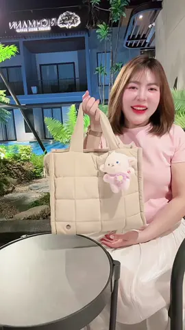 กระเป๋า Westbronco รุ่นนี้คือ tote bag ที่ตอบโจทย์คนของเยอะ แต่ขนาดกำลังดี ไม่เทอะละ 📌 ขนาด (กว้าง 12.5” สูง 10.5”)  เป็นได้ทั้งกระเป๋าถือและกระเป๋าสะพายข้าง ใส่ได้ทั้ง iPad ทุกไซส์ เอกสาร A4 ขวดน้ำ และของจุกจิกแบบจัดระเบียบ ไม่ต้องคุ้ย ไม่ต้องกลัวของไหลรวมกัน เพราะช่องภายในแยกชัดเจน ผ้ากันน้ำที่นุ่มมาก น้ำหนักเบา แต่ทรงแข็งแรงไม่ย้วย หิ้วสบายแม้ใส่ของเต็มใบ สีมินิมอลสุภาพเข้าได้กับทุกลุค เหมาะกับทุกไลฟ์สไตล์ จะใช้ไปทำงาน เรียน คาเฟ่ ออกนอกสถานที่ หรือเป็นกระเป๋าสำหรับคุณแม่ใส่ของลูกก็ยังได้ เป็นใบที่ใช้ได้ทุกวัน ทุกวัย ทุกโอกาส 📌 **ราคาอาจปรับเปลี่ยนไป หลังโปรโมชั่นสิ้นสุดลง #westbronco #totebag   #กระเป๋าสะพายข้าง  #กระเป๋าทํางาน #เอลี่ออยล์รีวิว 