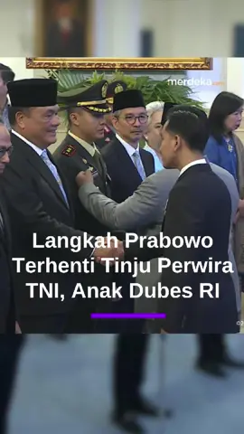 Presiden Prabowo Subianto melantik sejumlah pejabat baru di Istana Kepresidenan, Jakarta, Rabu (8/10). Salah satunya ialah Hotmangaradja Pontas Pandjaitan yang dilantik sebagai Duta Besar RI untuk Singapura. Usai pelantikan, Prabowo memberikan ucapan selamat kepada para pejabat yang baru dilantik. Saat menyapa Dubes Hotmang, langkah Prabowo sempat terhenti ketika melihat putra Hotmang, seorang perwira TNI. Prabowo kemudian memberi gestur tinju ringan sebagai bentuk sapaan akrab. #Merdekadotcom #PresidenPrabowoSubianto #LangkahTerhenti #HotmangaradjaPontasPandjaitan #DubesRISingapura