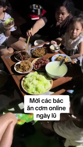 Bữa cơm ngày lũ. Mời các bác ăn cơm lũ với e ạ. Giờ còn gì ăn đấy 😂😂 Không điện, không nước và không còn gì hết 😂