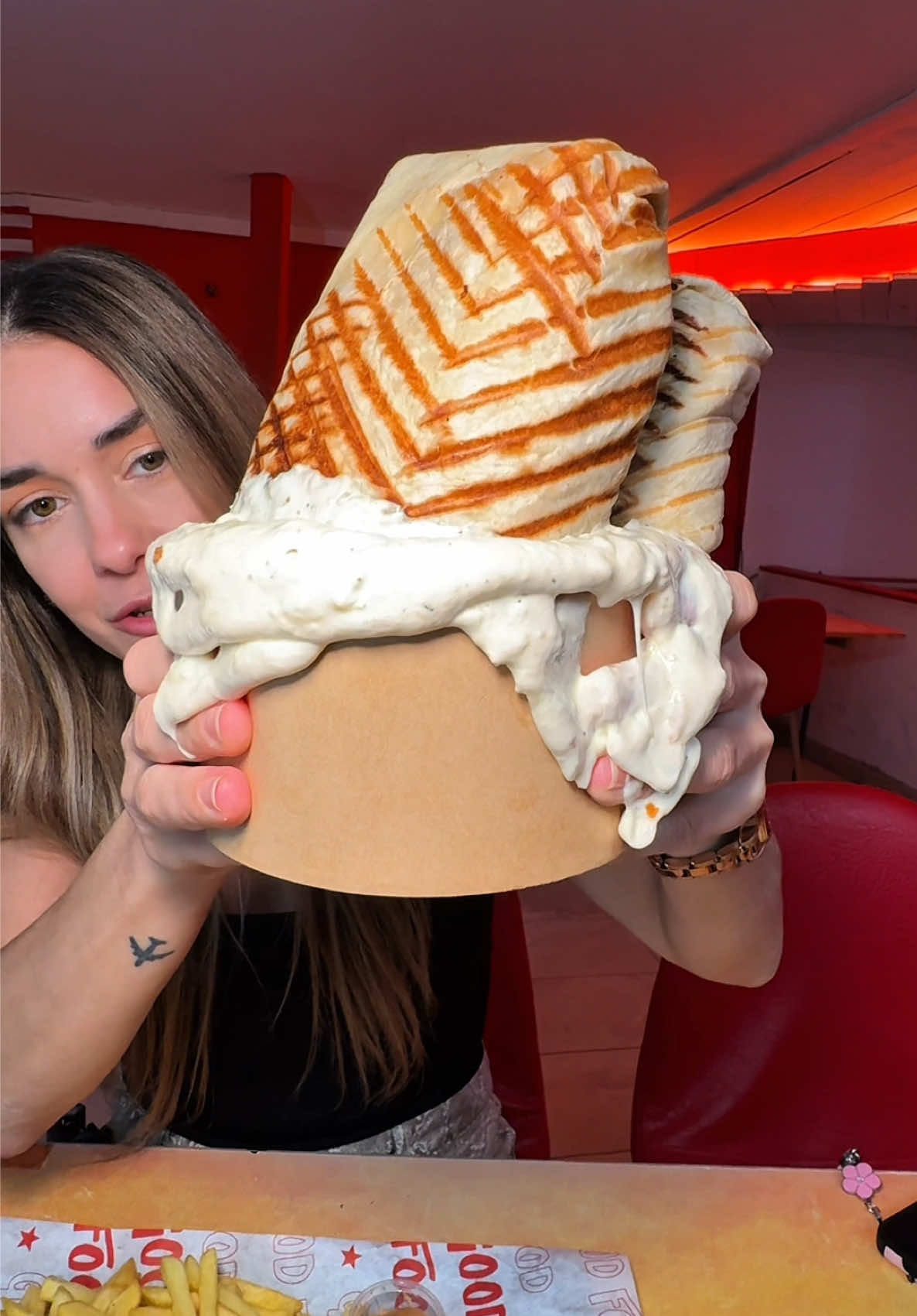Publi-MEGA BOX a compartir 15€ 😱🌯 Fuimos a 📍Tacos Galos para probar su nueva Box para compartir… ¡y vaya locura! 🤤 Un taco XL lleno a tope: cordon bleu, kebab o nuggets… ¡elige o combina dos carnes! 🥩🧀 Incluye 👉 patatas + bebida para dos 🍟🥤 Y si quieres subir el nivel 👉 agrégale extras o gratínalo 🔥 (coste extra) Si buscas una cena diferente, rápida y con sabor contundente… este es el plan 💯 📍 Poblenou: Carr. de Mataró, Sant Martí, Barcelona 📍 Terrassa: Carrer del Col·legi 21, Terrassa 📍 Santa Eulàlia: Carrer de Santiago Ramon y Cajal 35, L’Hospitalet de Llobregat 📍 Av. Tibidabo: Carrer de Lleó XIII 11, Sarrià-Sant Gervasi, Barcelona 📍 Sagrada Familia: Carrer de Sant Antoni Maria Claret 115, Horta-Guinardó, Barcelona 📍 Cornellà: Pg. dels Ferrocarrils Catalans 60, Cornellà de Llobregat 📍 Raval: Carrer de l’Hospital 82, Barcelona Nosotros fuimos al de 👉 Carr. de Mataró en Barcelona #tacofrances #barcelona #tacosfranceses #barcelonafood 