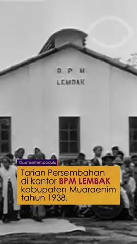 ini adalah rekaman 1983 momen ketika gadis2 dosoen lembak menarikan tarian persembahan untuk para penyambut pejabat BPM yang sedang singgah ke kantor BPM lembak dalam perjalanan mereka ke muara enim  #fyp #palembang #lembak #plg #ceritajamandulu 