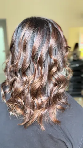 Dopo 8 anni, Rosa Mancini torna in salone per indossare un nuovo hairlook Harem. Con il Degradé Joelle, il Taglio Punte Aria e la Piega Waves, i suoi capelli hanno ritrovato brillantezza, movimento e una nuova energia che la illuminano. Hairstylist: @giusy_harem__  #coloristawella #degradejoelle #tagliopuntearia #massafra #haremacconciaturerosanigro