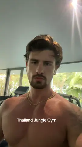 This gym makes you feel like you are in nature while you are actually working out. Just feels like you are in the jungle. It’s awesome 🌴 #gym #nature #jungle #thailand #training 