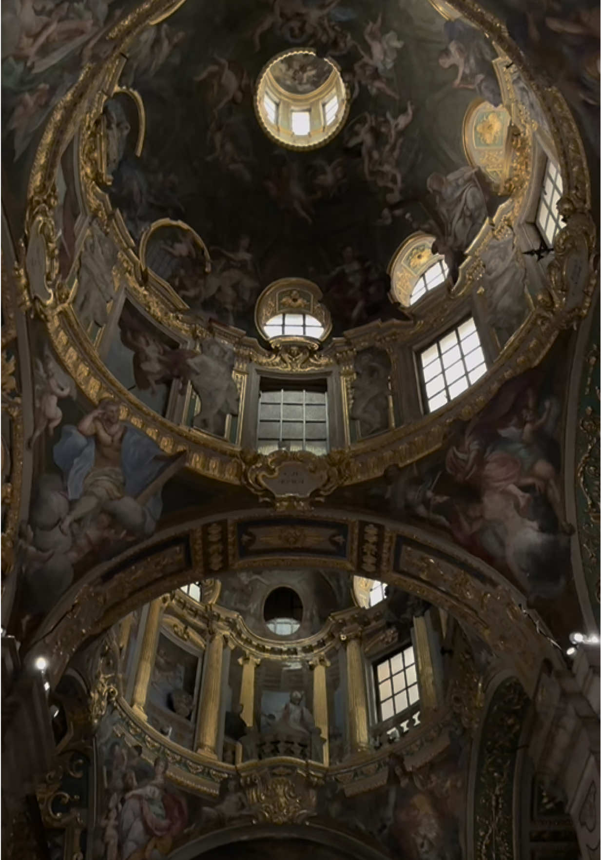 In the heart of Genoa, the Church of the Gesù (Saints Ambrose and Andrew) enchants with its baroque dome and stunning frescoes. Nel cuore di Genova, la Chiesa del Gesù (Santi Ambrogio e Andrea) incanta con la sua cupola barocca e gli splendidi affreschi.