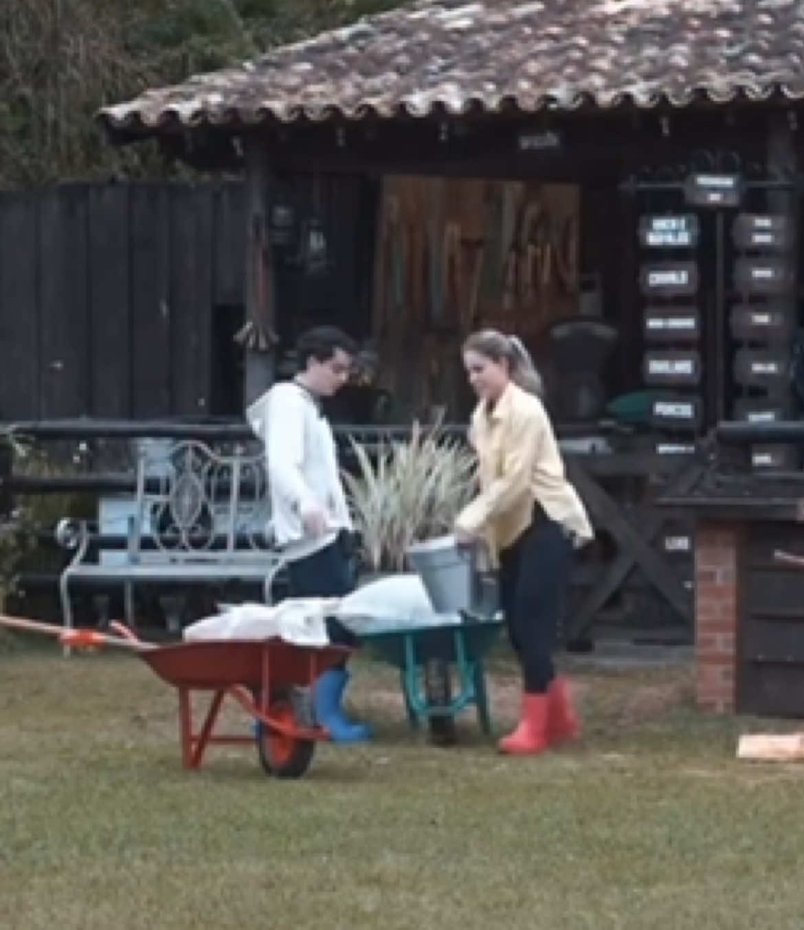 Último dia de Saory e Dudu no trato da vaca e do búfalo!🐮 Eles aproveitaram cada segundo dessa rotina. Quem aí vai sentir falta dessa duplinha aprontando toda manhã? 🐄 #AFazenda17
