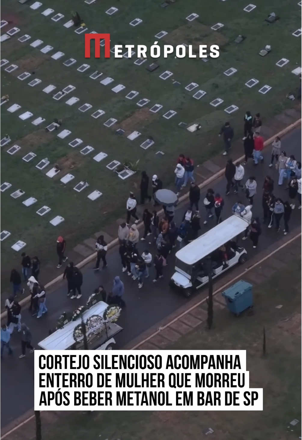 Imagens de #drone registraram o momento do cortejo e enterro de Bruna Araújo de Souza. A designer de cílios e sobrancelhas, de 30 anos, morreu após ingerir vodca adulterada com #metanol. O vídeo mostra o percurso silencioso dos familiares e amigos até o Cemitério Memorial Jardim Santo André, no ABC Paulista, na terça-feira (7/10). É possível ver a subida lenta do grupo pela estrada de acesso ao cemitério, a chegada do caixão e o momento final da despedida, em meio ao choro e à comoção de todos.  A morte da jovem foi confirmada pela Prefeitura de São Bernardo do Campo, município na região metropolitana de #SãoPaulo. O estado de São Paulo já registra três óbitos confirmados por intoxicação. De acordo com a administração municipal, a mulher é o único caso de contaminação por metanol confirmado na cidade. #tiktoknotícias 📹 Vivaabc_ | @myhoodbr