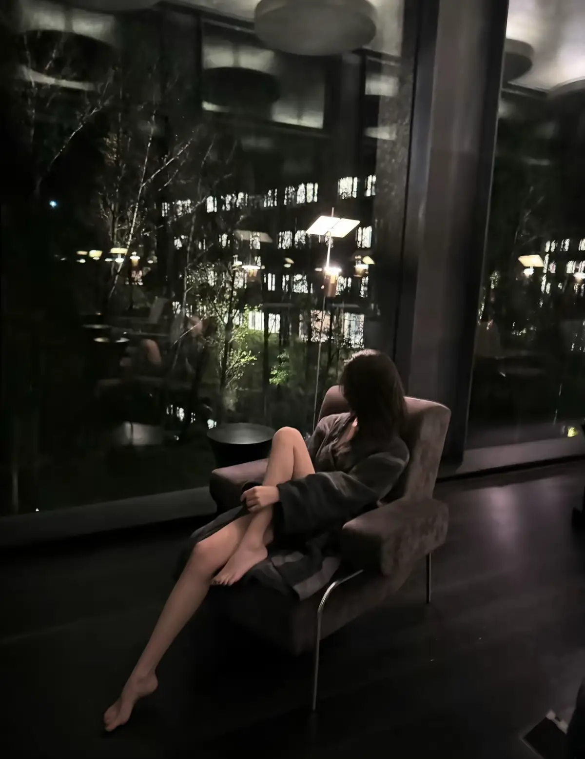 Em và anh gặp nhau ở lưng chừng cuộc đời, khi em còn muốn đi tìm lý tưởng, còn anh chỉ muốn một chốn bình yên để nghỉ chân. Chúng ta không sai, chỉ là đến từ hai mùa khác nhau. Em là nắng đầu hạ, anh là cơn mưa cuối thu. Và rồi, bỏ lỡ nhau vì chẳng ai đủ kiên nhẫn để chờ mùa của người kia kịp đến...