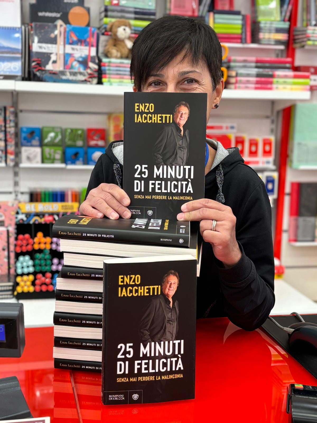 A giugno durante la presentazione delle Strenne natalizie di Mondadori a Segrate, Francesca ha incontrato Enzo Iacchetti! 📚 Il suo nuovo libro 