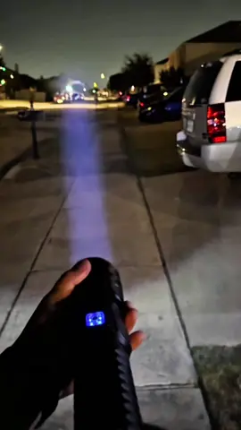 Essa lanterna é um monstro! 💡🔥 Desenvolvida com tecnologia alemã, ela ilumina como se fosse dia — perfeita pra acampamentos, sítios ou pra garantir segurança à noite. Compacta, resistente e superpotente! 🚨 #LanternaTática #pesca #TikTokShop #lanterna #caça 