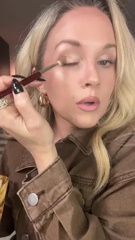 I can’t stop talking about the Too Faced Natural Eyes Palette 😍 The neutral shades are so stunning and blend like a dream — definitely one of my all-time favorite eyeshadow palettes for an everyday natural look!@Too Faced #toofacedeyeshadow #easymakeup #falldealsforyou #toofacedcosmetics #easyeyeshadow 