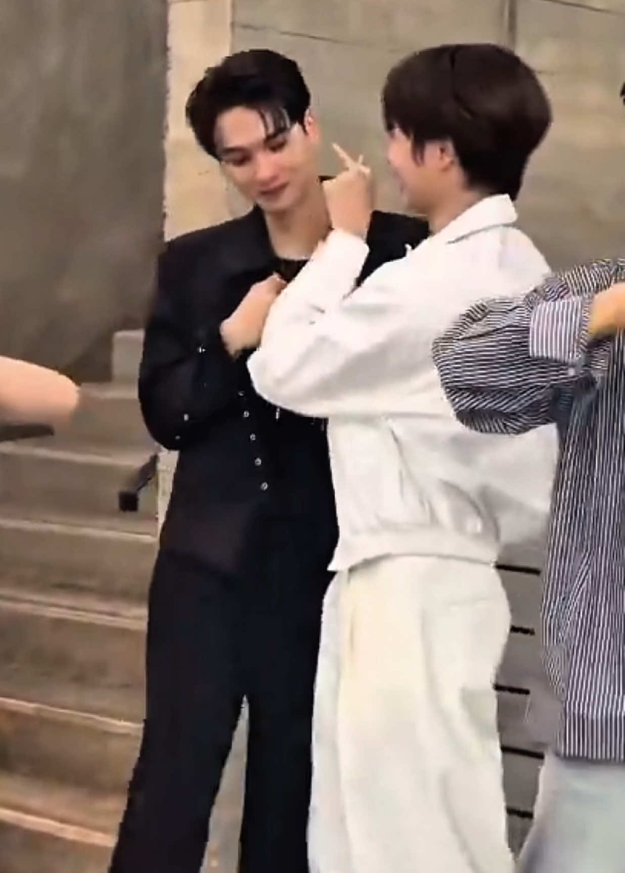 Nhảy thì nhảy đi, cứ phải đổ vào người nhau là thế nào??? Cre on X #kengnamping #kengharit #nampingster 