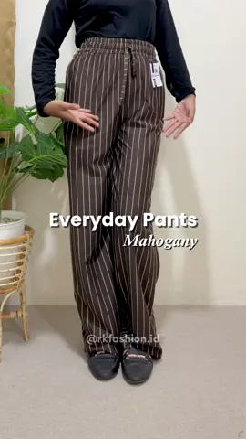 Mau celana yang nggak bikin gerah, nggak nerawang, dan fleksibel buat kerja sampe rebahan? Ini dia. #everydaypants #celanapanjang #celanastripe #knitbangkok #celanawanita 