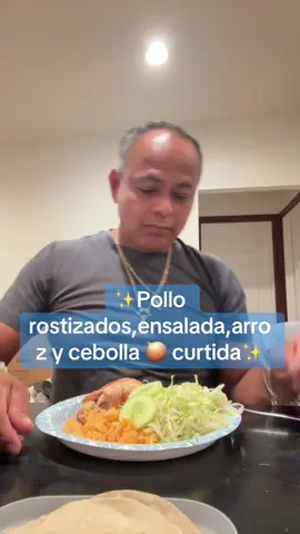 Delicioso pollo rostizado de piel crujiente y sabor jugoso, acompañado de una fresca ensalada con vegetales crocantes, un suave arroz y un toque picante de cebolla curtida con chile habanero. Una combinación perfecta de sabores caseros que despiertan el apetito. #PolloRostizado #ComidaCasera #SaborMexicano