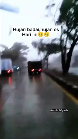 Hari ini bukan cuman hujan badai,tapi juga hujan es,Maa Sya Allah,semoga dimanapun kita berada selalu dalam LINDUNGAN -NYA Aamiin  #CapCut #hujanbadaihariini  #fyphariini #hujanes  #hujanbadai 