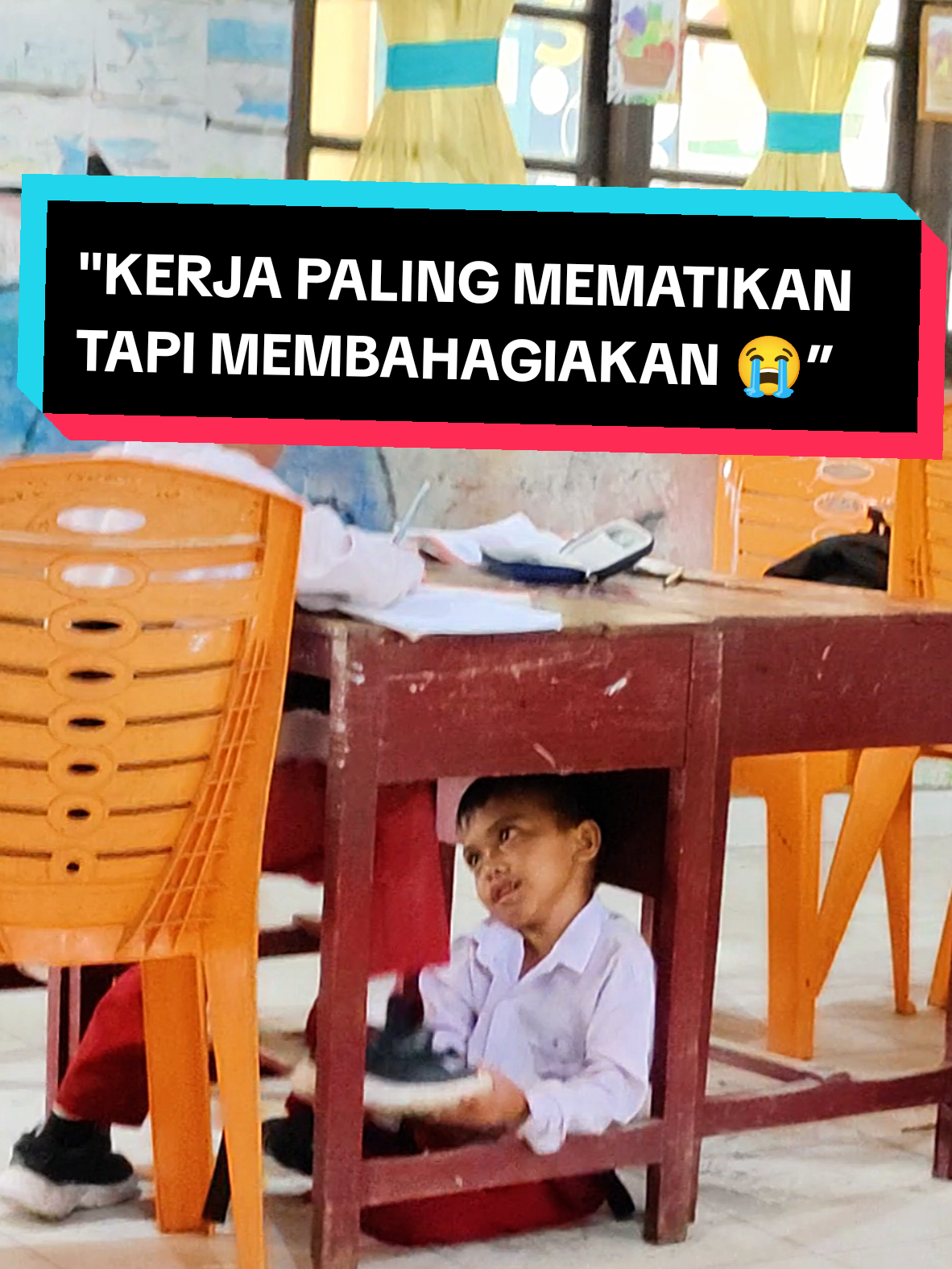 Bagian 361 Cuma guru yang ngerti rasanya: antara pengen nangis, ketawa, dan bangga dalam satu hari 🥹 Capek iya, tapi bahagianya juga gak bisa dijelasin ❤️ Untung masih bisa senyum karena ada mobileclass bantu tambah rezeki 🥰 Yang mau buguru bantu juga, tulis “SIAP BUGURU” di komentar 👇  #gurusd  #gurukelas1  #mobileclass #cuantiktok #pemula        