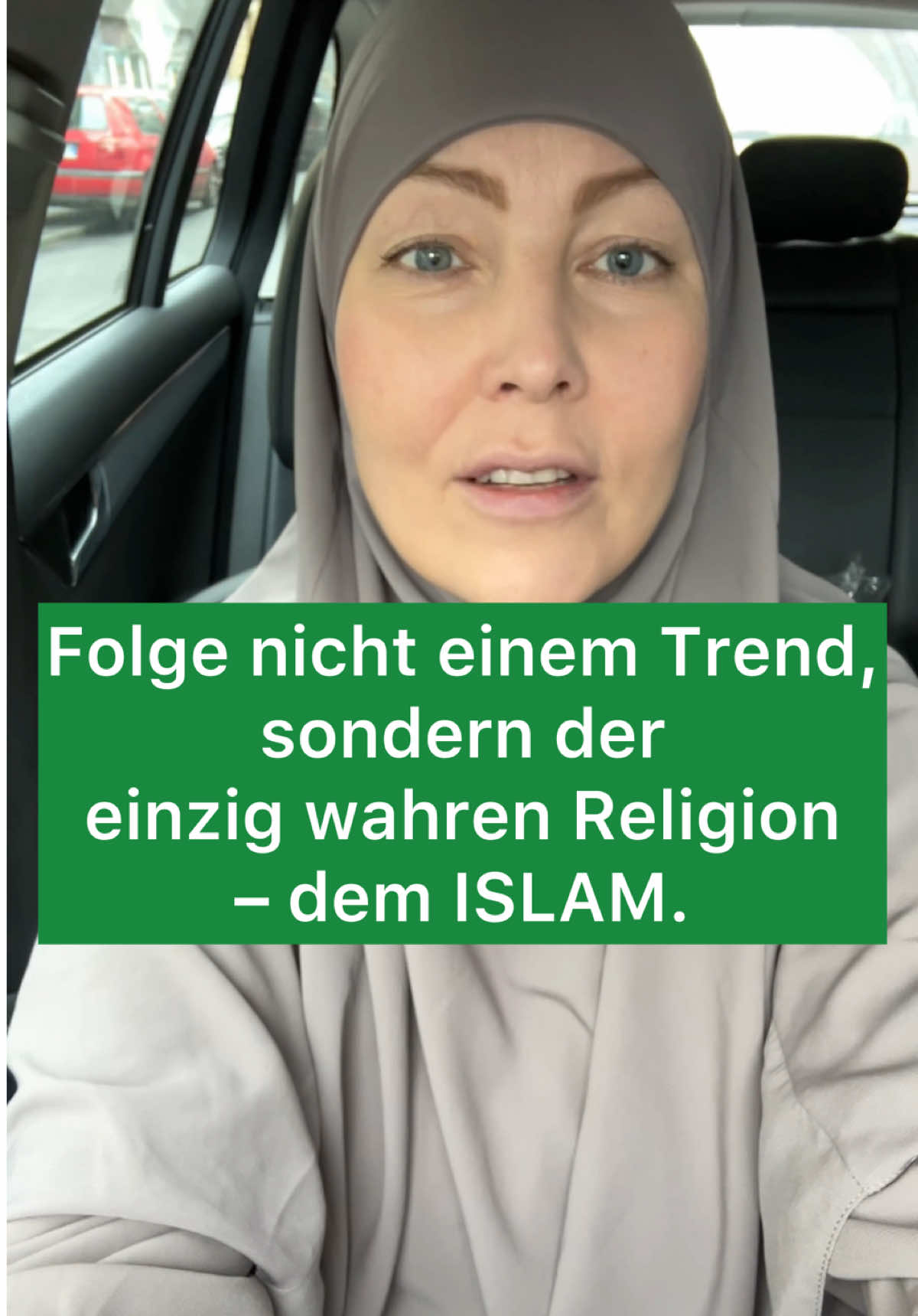 Wir jagen dieser Dunya hinterher – und vergessen Den, der bleibt, wenn alles vergeht. Wenn du in der Nacht weinst und niemand kommt, dann wisse: Du bist nie wirklich allein. Allah sieht dich. Allah hört dich. Allah weiß, was in deinem Herzen ist. Komm nicht zu einem Trend, nicht zu einer neuen Religion, sondern zu dem einzig wahren Weg – dem Islam. Denn wer zu Allah zurückkehrt, hat nie wirklich verloren. 🤍 #Allah #islam #hannahansen #muslima #konvertiert #hijab #motivation #inspiration #deutschland #muslime #religion
