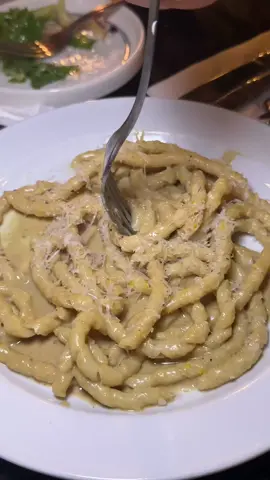 ⁨	סוף סוף הגעתי לבר האיטלקי הכי מדובר בארץ!🍝 ההייפ על המקום הפתיחה היה מטורף וכלכך חיכיתי להגיע🥹 תמצאו במקום מגוון רחב של מנות איכותיות וטעימות מחומרי גלם הכי טריים שיש.. מה אסור לפספס? פסטה פיסטוק נהדרת עם רוטב ואו, אנילוטי מסקרפונה מטריף, סופלי עם מילוי מוצרלה כמו באיטליה וטירמיסו מיוחד עם קרם לוז🌰 הכל היה כלכך טעים, האווירה מטריפה, והלוקיישן כיפי. שמרו את השם Mi Va ועקבו לעוד❤️ לגזור ולשמור✂️: -כתובת: דיזנגוף 122, תל אביב📍 -המקום לא כשר, פתוח בסופ״ש. -בר איטלקי בלב תל אביב. -מנות שיירינג. -אווירה כיפית. . . . . #מסעדהאיטלקית #מסעדותאיטלקיות #מסעדהחדשה #מסעדתשף #איטלקית⁩