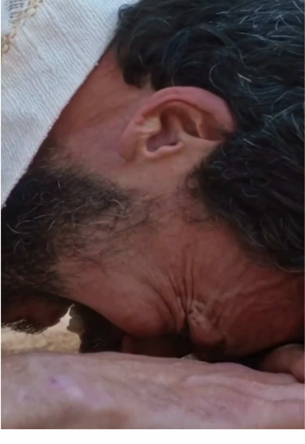 Arrependido e aos prantos, Jó pede desculpas pela falta de proximidade com Deus: 