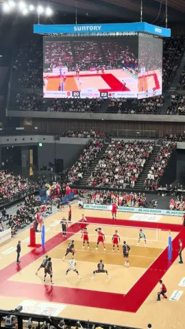 そしてそのあと同じ攻撃で取り返すユーキ🥳🤣ジャネッリさすがすぎる🫨最後の藍くんのやられたぜ顔もよい！！！笑 #石川祐希 #髙橋藍 #perugia #サントリーサンバーズ大阪 