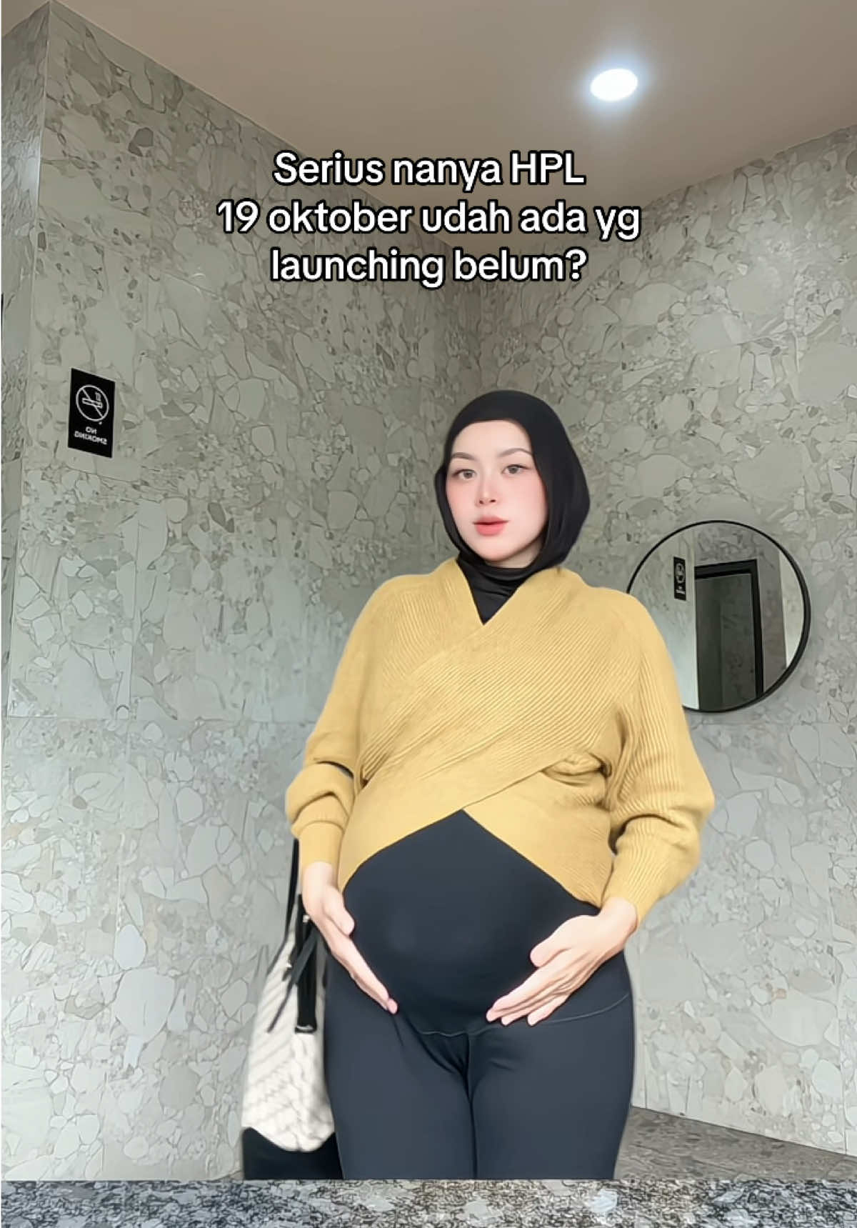 Akumah masih jalan2 soalnya huhu konpal mulukkk btw ini legging hamil aku enakeun  @indahpermata  #hploktober #bumil #pregnant 