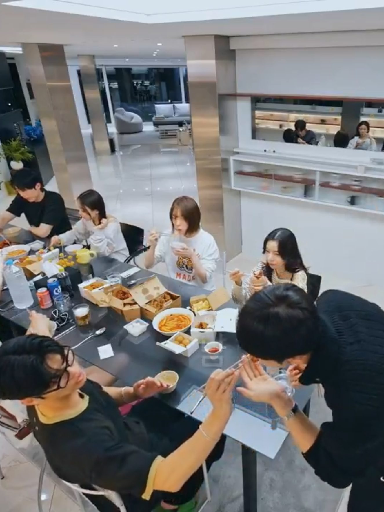 Baekhyun feeds Yoosik. I'm rooting for this bromance😂 #TransitLove #TransitLove4 #EXchange4 #koreandatingshow #fyp