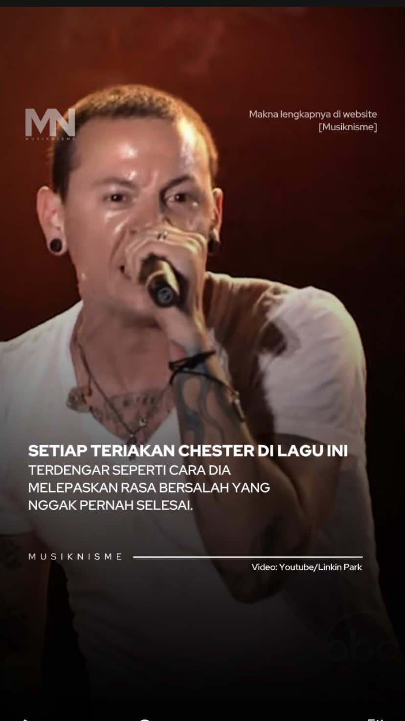 Setiap orang pernah merasa bersalah atas sesuatu: hal yang kita ucapkan, keputusan yang kita ambil, atau seseorang yang kita kehilangan. Dan seperti Chester, kita juga sering menyimpan rasa bersalah itu tanpa tahu bagaimana cara melepaskannya. Lagu ini berbicara pada sisi terdalam kita — sisi yang ingin berdamai tapi belum mampu. Saat Chester berteriak di bagian puncak lagu, banyak pendengar merasa seperti ikut berteriak bersamanya: meluapkan semua hal yang tak pernah sempat diucapkan. Lagu ini jadi pelarian yang jujur. Bukan untuk melupakan, tapi untuk merasa sedikit lebih ringan, setidaknya untuk beberapa menit. Setiap kali Chester berteriak di New Divide, terdengar seperti seseorang yang sedang mencoba menebus kesalahan — bukan pada orang lain, tapi pada dirinya sendiri. Lirik “So give me reason to prove me wrong, to wash this memory clean” terdengar seperti permohonan agar seseorang, atau mungkin dunia, memberi alasan untuk memaafkan dirinya. Ada perasaan ingin menebus masa lalu, ingin membersihkan ingatan yang terus menghantui. Tapi di saat yang sama, Chester juga sadar kalau beberapa hal memang nggak bisa dihapus. Dalam lagu ini, “divide” (pemisah) bisa dimaknai sebagai jurang antara masa lalu dan masa kini, antara penyesalan dan harapan, antara rasa sakit dan keinginan untuk sembuh. Itu sebabnya setiap teriakannya bukan sekadar bagian dari lagu, tapi luapan jiwa yang sedang berusaha keluar dari beban yang terlalu lama disimpan. Gimana menurut kalian? #musiknisme #linkinpark #chesterbennington #newdivide