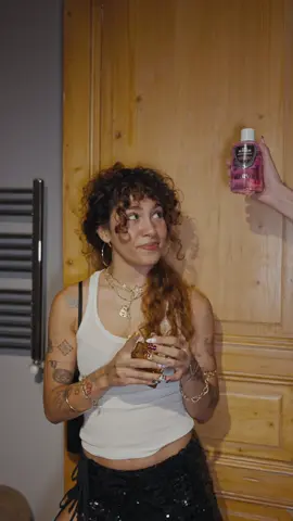 Kokunun insanlar üzerindeki etkisine hayranım, şimdi date için bu etkiyi biraz daha güçlendirme zamanı 👀🩷 Marvis’in yeni Mouthwash serisiyle, farklı tatların ferahlığı ağız bakımına parfüm etkisi katıyor, tazelik artık sadece teninde değil, nefesinde de hissediliyor🌬️ #Marvis #MarvisMouthwash #MarvelYourRoutine  #işbirliği