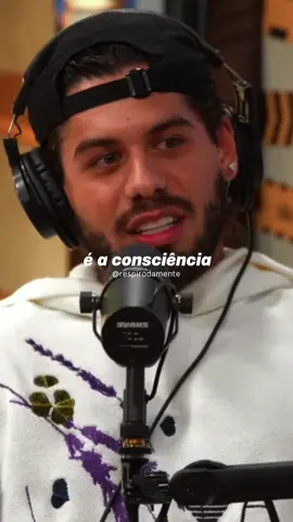 No final do dia, a única coisa que vai deitar com você e acordar com você é a sua consciência.   E é por isso que você precisa estar em paz com ela.   Você não precisa gritar pro mundo quem você é.   Você só precisa saber.   Você só precisa ter certeza das suas intenções, dos seus valores e da sua verdade.   Quem gosta de você, vai gostar de você pelo que você é.   Sem esforço, sem atuação, sem explicações intermináveis pra justificar cada passo.   Agora, quem quer falar mal…   Vai falar.   Mesmo que você faça tudo certo, sorria pra todo mundo e seja impecável.   E sabe por quê? Porque tem gente que já escolheu a versão de você que quer acreditar.   E não importa o quanto você tente mudar isso…   Explicar pra quem não quer entender é perder energia à toa. Então, preserve o que importa: sua consciência limpa.   A sua verdade.   A sua paz.   Quem fica, fica porque reconhece a sua essência.   Quem vai, leva com ele apenas o que projetou de você — e não quem você realmente é.   Você já se pegou tentando convencer alguém que claramente não queria entender?   Conta aqui nos comentários. Vamos conversar sobre isso. 🧠💬