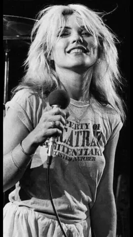 🔥 Debbie Harry voltou com tudo nos anos 90 com o hit “Maria” é uma canção sobre uma mulher poderosa, livre e irresistível. 💋 Com sua voz marcante e aquele toque de rebeldia, o Blondie mostrou que o tempo só deixou a banda ainda mais incrível! 🎸✨ “Maria” é puro charme e energia a prova de que Debbie continua sendo uma lenda viva do rock. #Blondie #debbieharry  #Maria #rocklegend  #90svibes 