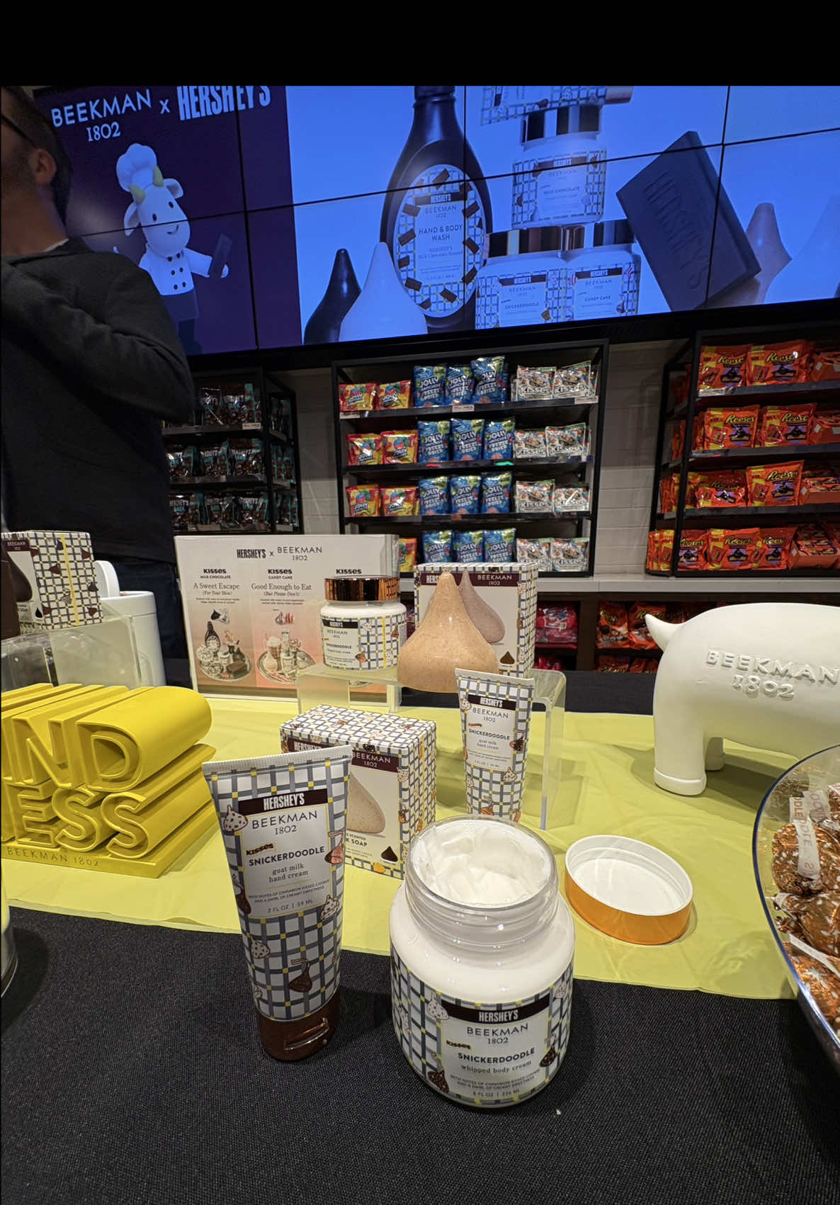 Hey girly hey ! Come with to the private event for @beekman1802 X @hersheys collab for their holiday collection ! USE CAN USE MY CODE Feliciaj20 to get your hands on these delicious products.  Original chocolate 🍫  Peppermint 🤍♥️ Snickerdoodle 🧡🤍  All smell so good and delicious 😋  Launch on October 5th trust me you don’t want to miss out this collection.@Beekman 1802 @Hershey’s 