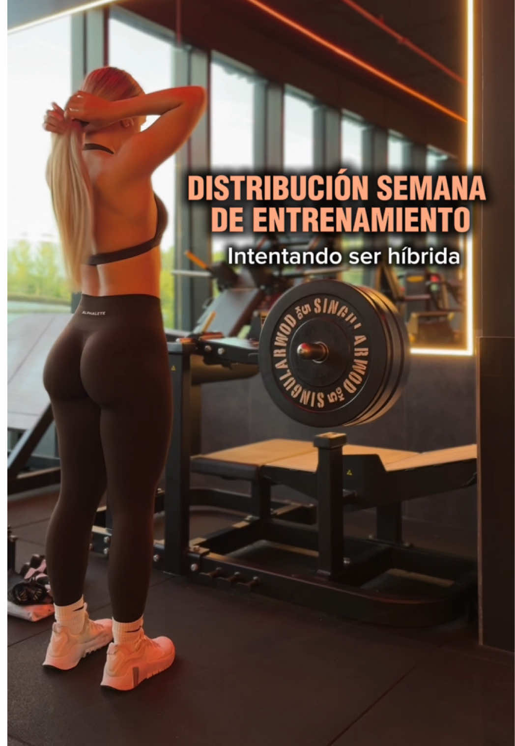 Probando meter CrossFit, intentando no morir en el intento (las gymgirls me entenderán🫠). Me está ayudando mucho a salir de la rutina y descubrir nuevas formas de entrenar. No tengo un objetivo físico concreto ahora mismo, mi foco está en sentirme funcional y mejorar mi rendimiento manteniéndome. Cada semana lo ajusto según cómo me siento: hay veces que hago más gimnasio, otras más híbrido o más descanso. En el vídeo os muestro un ejemplo de la distribución que más suelo repetir.🤍  #fitnessmujer #hybridathlete        #LIVEIncentiveProgram #LIVECareer #PaidPartnership 