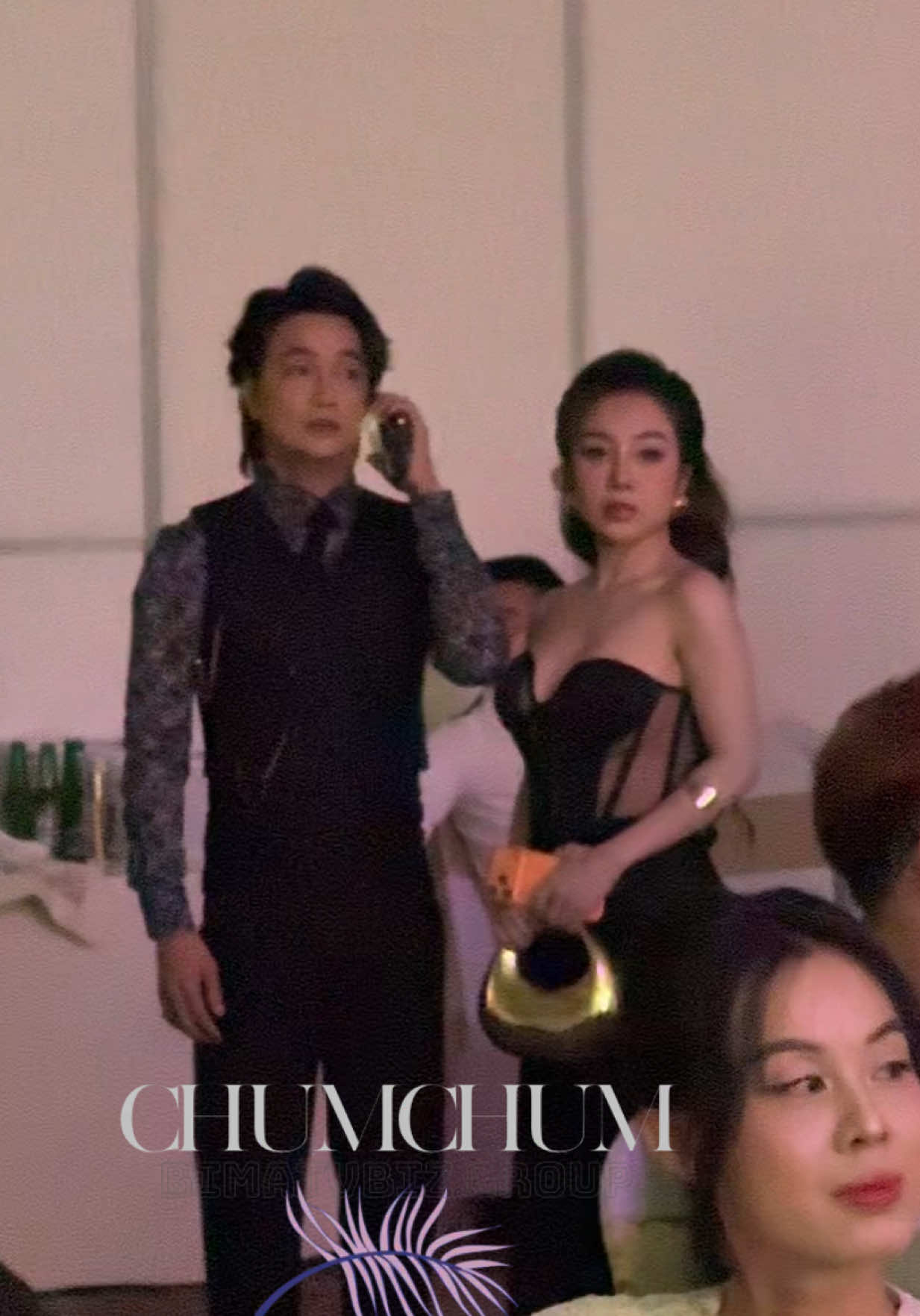 Vợ chồng Titi vừa xuất hiện nhưng thứ mọi người chú ý là chiếc đầm cực sang của Nhung Barbie ở đám cưới Đinh Kiến Phong và Trúc Ly #ChumChum #BimatVbiz #Lattungvbiz #dinhkienphong #dinhkienphongbychumchum 