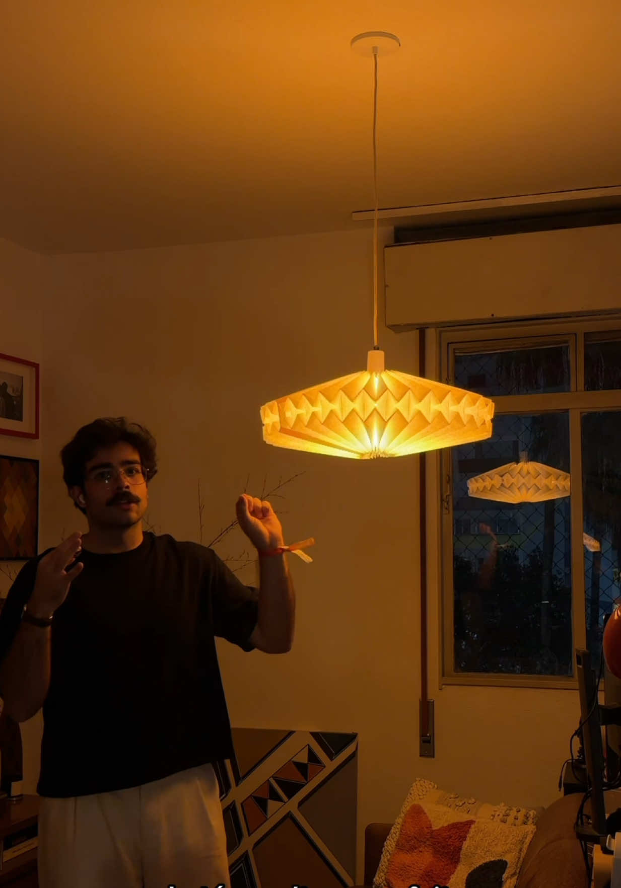 chegou a hora de instalar mais uma luminária na minha sala! essa é do pessoal da @vagalumesolucoes! o que vocês acharam? #decoracao #iluminacao #arquitetura #design #apartamento 