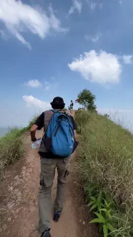 MDPL = Mendaki Dengan Perasaan Luka.