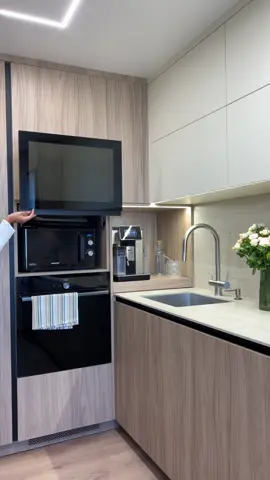 Скляний фасад, за яким ховається мікрохвильовка  inst: soroka_laboratory #корпуснімеблі #дизайнерськімеблі #дизайнерськакухня #замовитикухню #кухняпідзамовлення 