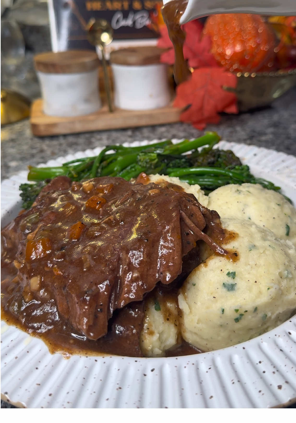 Smothered chuck steak 🔥 #chefliyah👩🏽‍🍳 #whatsfordinner #dinnercookingtrend #pasta #cooking 