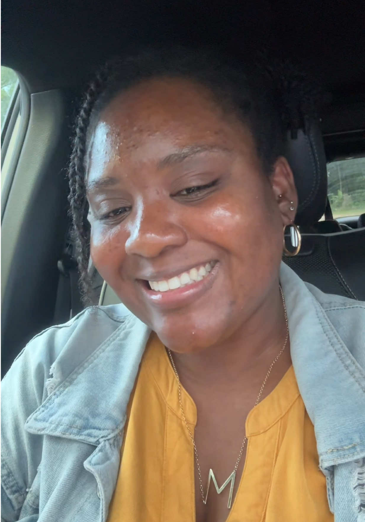 All the yuck is purging from my skin but the urge to pop my pimples is strong because I don’t like walking around with the white head at the surface 🤦🏾‍♀️ #adultacne #chemicalpeel #pimplepopping #healthyskincare #facialtreatment 