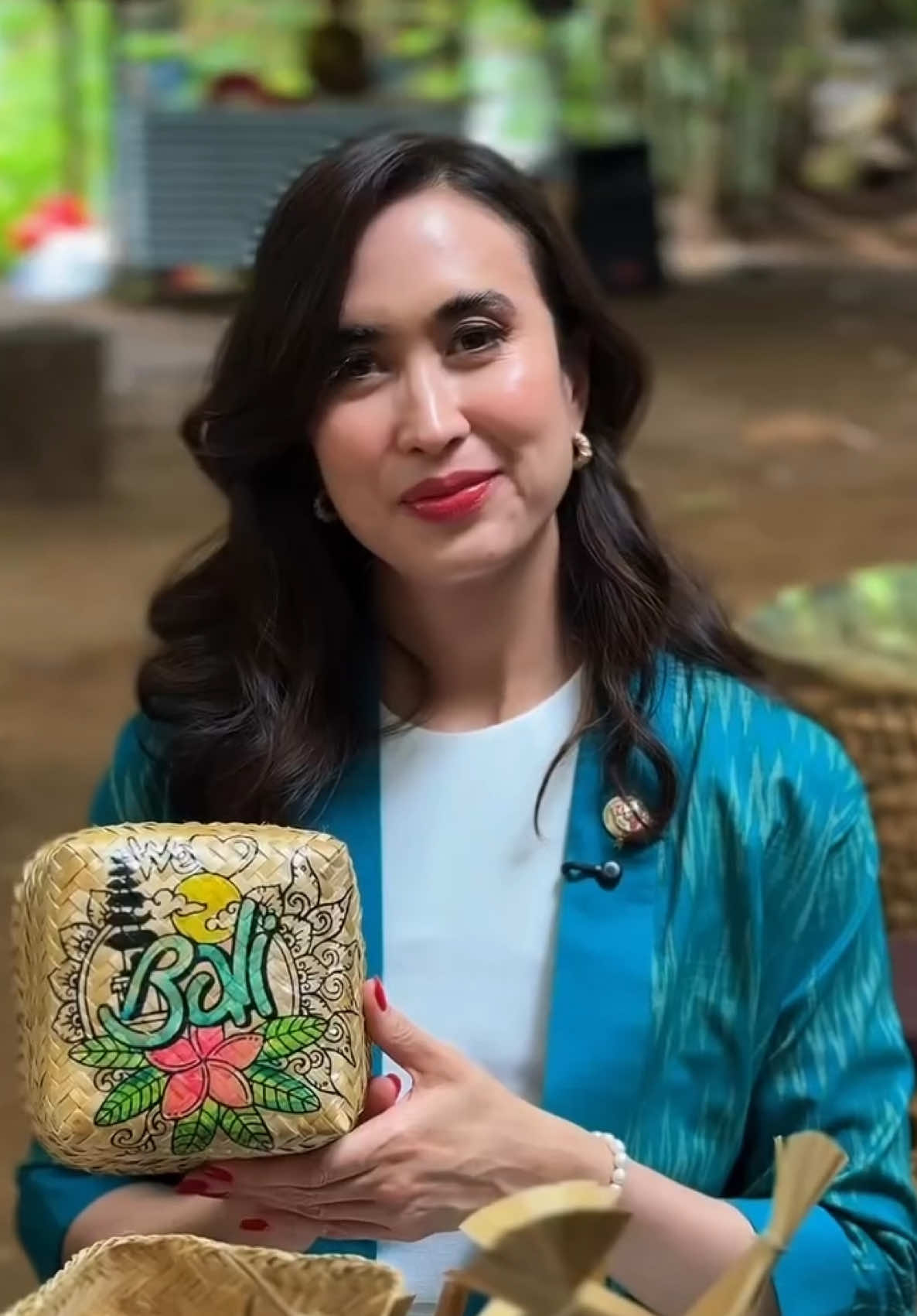 Dari Bumi Nusantara, Menuju Meja Dunia  Inilah sebuah dokumenter tentang perjalanan rasa, kisah yang lahir dari kehangatan dapur Nusantara dan kekayaan alam Indonesia. Dari tanah yang subur, laut yang melimpah, hingga tangan-tangan penuh cinta para penggiat kuliner semua berpadu menghadirkan cita rasa yang tak hanya memanjakan lidah, tapi juga menyentuh jiwa. ❤️🇮🇩 Melalui Wonderful Indonesia Gourmet, kita tak sekadar bicara tentang makanan, tetapi tentang identitas dan kebanggaan bangsa. Di setiap rempah, ada sejarah. Di setiap sajian, ada cerita tentang budaya, kerja keras, dan cinta terhadap negeri. Program ini menjadi wujud nyata bagaimana gastronomi Indonesia mampu menembus batas, membawa kelezatan lokal menuju panggung kuliner dunia.  Gastronomi bukan hanya soal hidangan, tapi juga tentang kearifan lokal, keberlanjutan, dan nilai ekonomi yang lahir dari setiap piring. Dari petani, nelayan, hingga chef dan pengusaha kuliner semua terhubung dalam satu ekosistem yang menghidupkan ekonomi kreatif Indonesia. Kini, saat dunia menoleh ke arah kita, Wonderful Indonesia Gourmet berdiri sebagai simbol bahwa kuliner Indonesia siap bersaing, dihargai, dan dinikmati oleh siapa pun di penjuru dunia. Karena setiap rasa dari Indonesia bukan hanya lezat, tapi juga membawa pesan: Cinta, budaya, dan kebanggaan bangsa. Mari rayakan perjalanan rasa ini dari bumi Nusantara, menuju meja dunia.  #widiyantiputriwardhana #WonderfulIndonesiaGourmet #CitaRasaIndonesia #KulinerNusantara #indonesiamendunia 