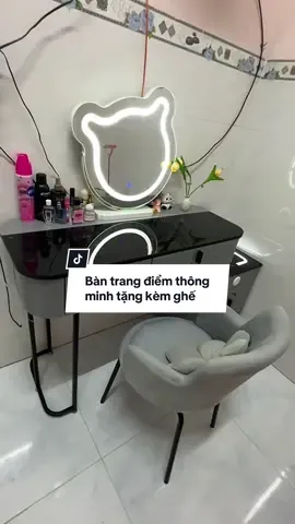 Chiếc bàn trang điểm thông minh thiết kế đẹp mắt với ba chế độ đèn LED có cáp sạc điện thoại và kết nối Bluetooth tặng kèm ghế siêu xinh và có lắp đặt khoá tủ siêu chắc chắn. #bantrangdiemthongminh  #bantrangdiemguongdenled  #Bantrangdiem#thinhhanh  