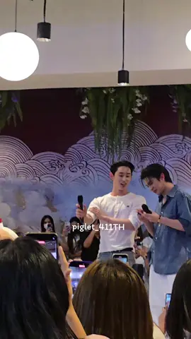 ตลกอ่ะ วิลเลี่ยมอยากซับหน้าให้เอส แต่ผิดฝั่ง 55555555555555  WILLIAMEST WESLEY FNV #GMMTVFANIVALxWilliamEst #WilliamEst #วิลเลี่ยมเอส #williamjkp #est_rvp 