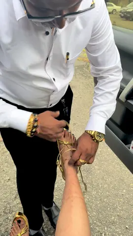 අනේ කකුල හොඳටම පාර හිටලා නිසා රිදෙනවද මැණික..... 🥺 සමහර මොහොතවල් තියනවා හරිම ලෝභ හිතෙන ♥️#lovebrides #lovestory#lovestorytheseries 