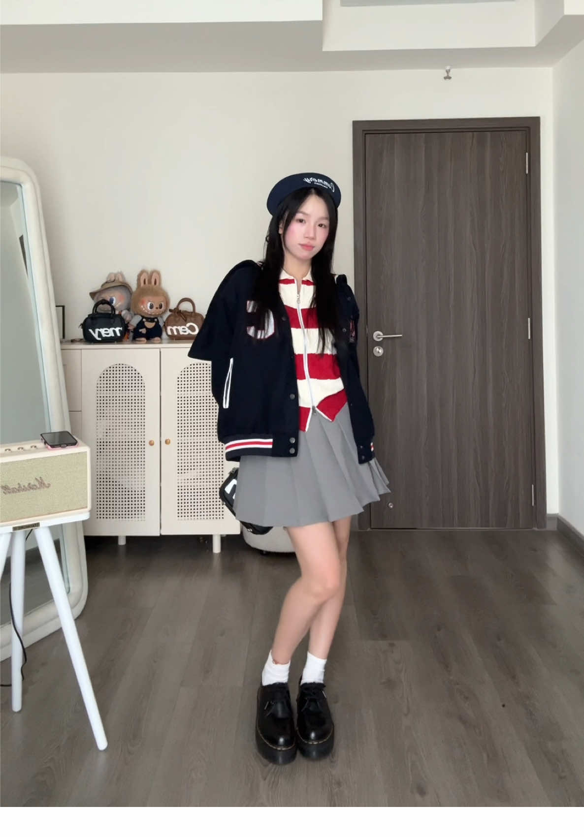 Try on Legacy Varsity navy thiết kế lạ mắt, mặc vào 
