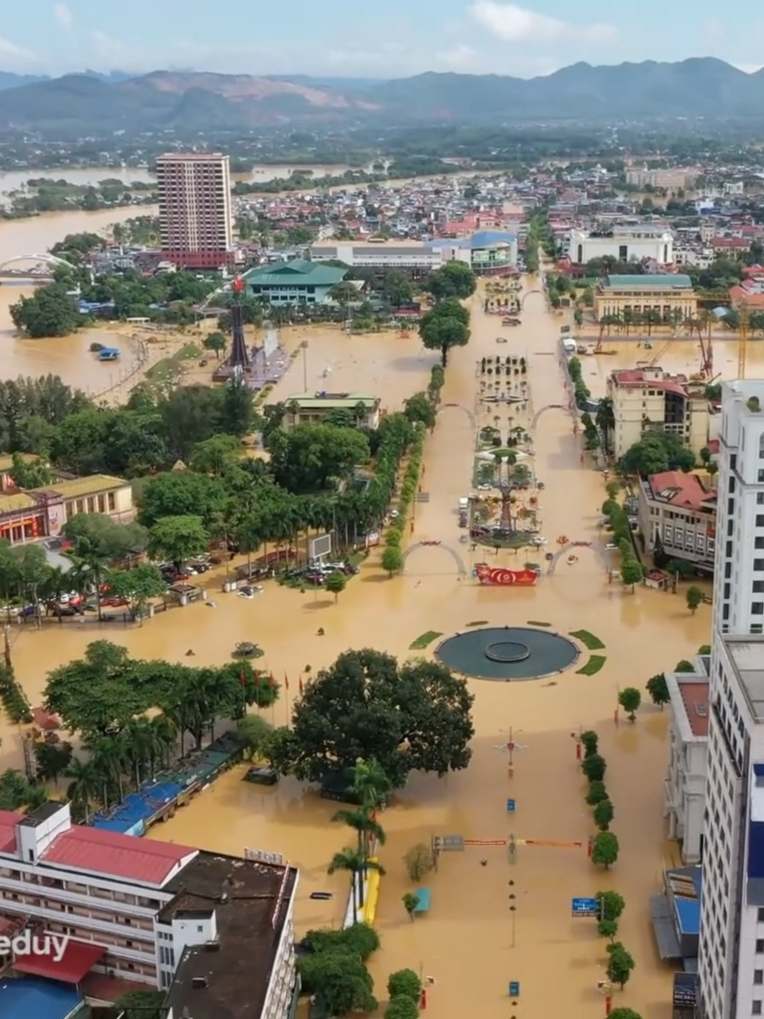 Cảnh ngập lụt bao trùm TP Thái Nguyên nhìn từ flycam TPO - Mưa lớn kéo dài do hoàn lưu bão số 11 và lũ dâng nhanh đã khiến trung tâm TP Thái Nguyên chìm trong biển nước. Nhiều tuyến phố ngập sâu, giao thông tê liệt, hàng nghìn ngôi nhà ngập cao tới nóc. #tienphong #ngaplut #thainguyen