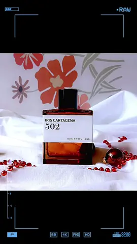 Salutations 🎀 @Bon Parfumeur 💜 502 Iris Cartagena de Bon Parfumeur est un parfum d'iris puissant ! Combien de parfums à l'iris pouvez-vous imaginer aussi riches, gourmands et fondants que diable ? Une liste probablement courte, sachant que l'iris a généralement l'effet inverse, ajoutant du duvet, de la fourrure, du charbon et du grain. L'iris possède cette fameuse facette beurrée, et j'imagine que d'autres compositions exploreront l'harmonie entre les notes grasses de la ferme et l'iris en kokumi dans les années à venir, compte tenu de la popularité actuelle des laits, des crèmes et des glaces. Mais aujourd'hui, nous vous proposons iris et chocolat dans une présentation délicieusement fondante et légèrement alcoolisée signée Bon Parfumeur . Le catalogue de référence pour ce style comprendrait Cacao Porcelana d'Atelier Materi, Iris Empire de Carolina Herrera, Rose Cocoa d'Aerin, Valentino Uomo de Valentino, House of 8 de Snif et, bien sûr, Dior Homme Intense de Dior. Cependant, chaque exemple reproduit l'affinité entre le chocolat et l'iris à des degrés divers, s'éloignant de leur intersection, certains plus floraux, d'autres plus fruités, d'autres plus boisés. Avec Iris Cartagena, on a l'impression d'être au cœur de l'histoire d'amour entre ces deux matières emblématiques, leur friction se fondant en une douce harmonie de cacao 100 % mêlée à une crème d'iris. Le café ajoute des notes torréfiées qui semblent un prolongement naturel du cacao, tandis que le papyrus vivifie les notes florales violettes en un vert évoquant la banane, à la limite du discernement. Le bois de santal et la vanille s'agglutinent comme une boue humide, tandis que le rhum apporte une amertume astringente aux notes de cerise. Aucun de ces accents ne vient perturber l'expression iris-chocolat essentielle d'Iris Cartagena. Ce mariage est si magnifiquement complémentaire : les notes légèrement granuleuses et granuleuses de l'iris évoquent la texture crayeuse et poussiéreuse d'une tablette de chocolat maison, tandis que les notes fruitées et sombres du cacao accentuent les nuances de pêche déjà présentes dans l'iris. Iris Cartagena est une évocation simple mais très efficace de l'iris dans l'ombre, brûlant de désir. Ses notes alcoolisées flambent cette gourmandise devant votre nez, offrant une explosion de saveurs sans brûler le mélange. Un vrai régal en bouteille. *@FragranceTok *article press  #Bonparfumeur #iriscartagena #editionlimitee #fragrancetiktok #collaborationcommerciale 