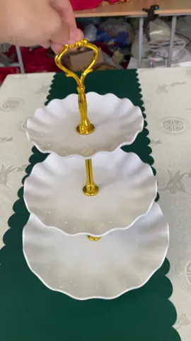 Khăn trải bàn, kệ bánh 3 tầng trang trí bàn tiệc