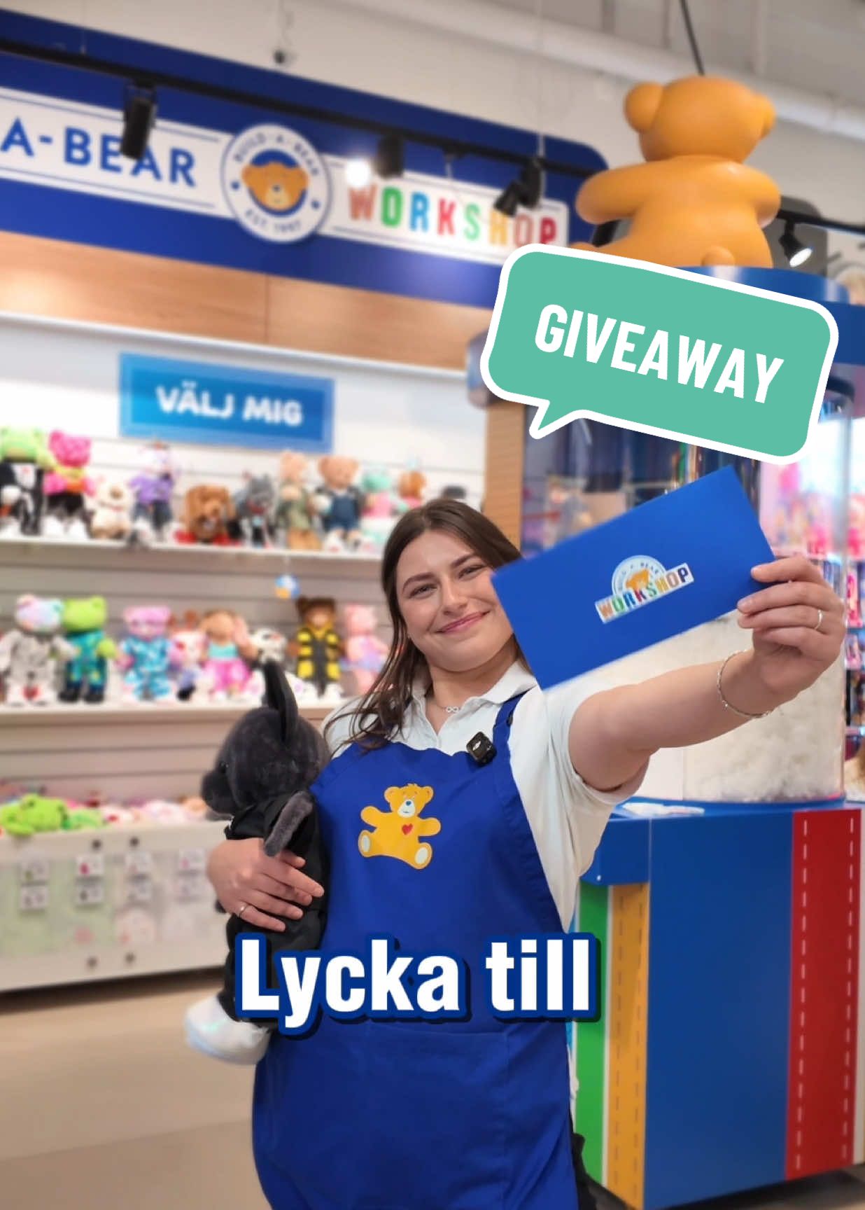 Build-A-Bear i Gallerian öppnar den 18 oktober kl. 11:00 🧸💙🇸🇪 Vill du vinna ett presentkort på 1000 kronor för Build A Bear Workshop! 🥳💙 För att vara med i tävlingen behöver du 🧸 🎁✨ 🤩 Att delta är SUPERLÄTT: ✅ Följ @buildabear_sweeden  ✨ Spara videon 🧸 Tagga en vän som också skulle älska att vinna!  Dela den här videon med vänner för att öka din chans.  🎉 Vinnaren kommer att presenteras i kommentarerna den 15/10 - håll ögonen öppna! 🎉 missa inte din chans att få din lurviga vän! 📍 Obs: Build-A-Bear presentkortet är endast giltigt på Build -A-Bear Gallerian.  #xsleksaker #buildabear #buildabearfrog #buildabearcollection #fur @Gallerian Stockholm 