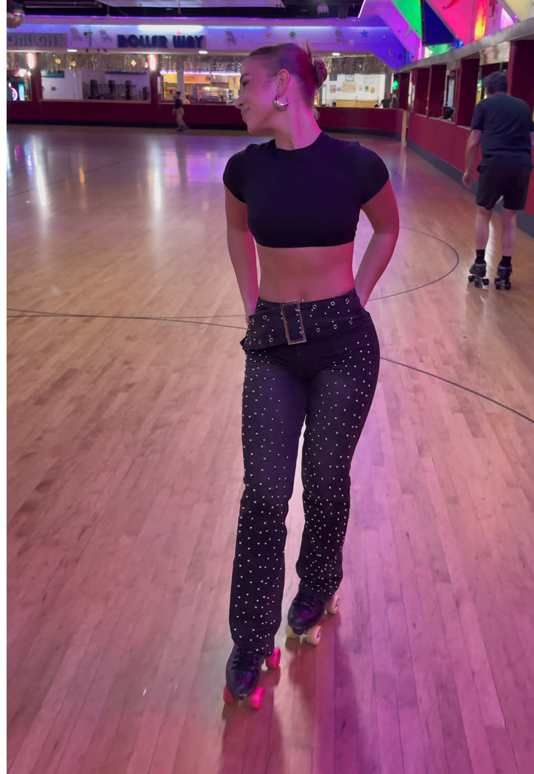 Love my old school music😋🛼✨  #fyp #foryou #skating #rollerskating #skatergirl 